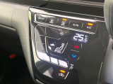 【オートエアコン】一度お好みの温度に設定すれば、車内の温度を検知し風量や温度を自動で調整。暑い&hellip;寒い&hellip;と何度もスイッチ操作をする必要はありません。快適な車内空間には必須の機能ですね♪