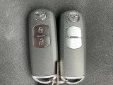 身に着けたままでドアの施錠や、エンジンがかけられるスマートキーレス。形も丸い楕円型(俵型)をしています。手にすっぽり収まる、フィット感の良い形状です。