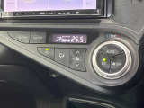 【オートエアコン】一度お好みの温度に設定すれば、車内の温度を検知し風量や温度を自動で調整。暑い&hellip;寒い&hellip;と何度もスイッチ操作をする必要はありません。快適な車内空間には必須の機能ですね♪