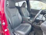 運転席まわりには十分なスペースがあり、大柄な方でもゆったり運転していただける環境です。