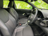 運転席からの視界は良好で、運転に集中できます。座り心地の良いシートが、長距離ドライブでも快適さを保ちます。