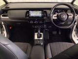 車内は光触媒抗菌消臭施工済です。スタイリッシュなデザインでスポーティなインパネ周りを演出します。グローブボックスやカップホルダーのほかにトレーなどたくさんの収納スペースが付いています。