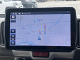 目的地までスムーズに導いてくれるナビゲーションシステム。運転に慣れない道でも安心です。鮮明な画面表示で、地図情報も一目で確認できます。