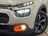 ●LEDヘッドライト:夜間走行時も良好な視界を確保し安心して運転できる高輝度LEDヘッドライトを装備!点灯速度が早く、消費電力も抑えられています。