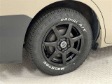 オーソドックスな5本スポークに195/65R15のオールテレインタイヤ!SUVのような頑丈なイメージにも貢献!