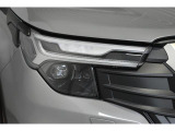 LEDヘッドランプは白色または青白い光を放ちます。夜間でも遠くまで見通しが良くなり、道路標識や歩行者をより早く認識できます。