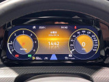 ヤナセステッカー:これはお客さまのクルマがトラブルに遭った万が一のときに、それに気付いたヤナセのスタッフが「お手伝いできませんか」とお声掛けできるようにするためのものです。