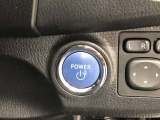 エンジンスタートスイッチです。キーが車内にあれば、エンジンの始動や停止はスイッチを押すだけ!キーを取り出す手間を省き、ワンプッシュで操作できるので簡単でスムーズです。