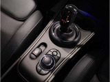 【iDriveコントローラー】手元でナビゲーション操作を可能にすることにより、ドライビングの姿勢を崩したり、目線を大きくそらすことなく安全な運転が可能です
