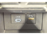 充電用USB端子付き。スマートフォンなどの充電に便利です。