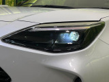 【LEDヘッドライト】悪天候や夜間走行時も良好な視界を確保し安心して運転できる高輝度LEDヘッドライトを装備!点灯速度が早く、消費電力も抑えられています。