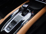 手に馴染むフロアシフトで、運転がさらに直感的で快適に。スタイリッシュなデザインとスムーズな操作感が、毎日のドライブをもっと楽しくします