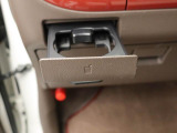 カップホルダーは運転席や助手席からちょうど手の届く位置です!!