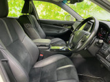 運転席は、包み込まれるような座り心地。ゆったりとリラックスできる空間で、快適なドライブをお楽しみいただけます。上質な素材が心地よいです。