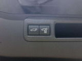 パワーバックドアです。荷物を持っていても、ボタンを押すだけで簡単に開閉ができます。