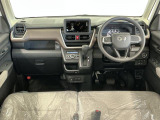 【インパネ】運転のしやすさを最優先に設計された見晴らしの良いフロントビュー。車両間隔が掴みやすく狭い道でも安心♪「安全」と「品質」を最優先に、安心してお乗りいただけるクルマを提供いたします。