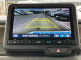 後方の状況を画面で確認できるので、狭い場所でも安心して駐車できます。ガイドライン表示で、より正確な駐車をサポートします。
