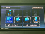 ラジオやCD、USBなど、様々なメディアに対応。お好みの音楽を車内で楽しめます。ドライブがより一層楽しくなりますね。