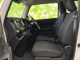 運転席からの視界は良好で、運転操作もスムーズに行えます。シンプルで機能的なデザインが、ドライバーをサポートします。