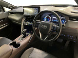 運転席周りのレイアウトをご覧ください。ナビゲーションが綺麗に装着されすっきり収まってますね!