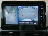 ギアを『R』に入れた後、カメラボタンを押すと、運転席から見えない左側面をナビ画面にうつしてくれるので、幅寄せや縦列駐車がし易くなります。