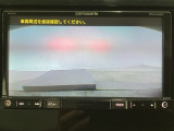【バックカメラ】運転が苦手な方も車庫入れラクラクです!ギアをリバースに入れれば自動的に切り換わりますので、面倒な操作は不要です♪狭い駐車場もお車を傷つけず安心ですね!