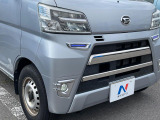 【LEDヘッドライト】悪天候や夜間走行時も良好な視界を確保し安心して運転できる高輝度LEDヘッドライトを装備!点灯速度が早く、消費電力も抑えられています。