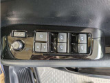 パワーウィンドウのスイッチですよ。 運転席に居ながら窓を開け閉めのコントロールできますよ。 ロック機能で、子供がイタズラして窓を開けるという事も無くなりますよ。