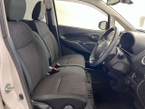 ゆったりと座れる運転席シートですのでストレスなく運転が出来ますよ!
