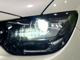 【LEDヘッドライト】悪天候や夜間走行時も良好な視界を確保し安心して運転できる高輝度LEDヘッドライトを装備!点灯速度が早く、消費電力も抑えられています。