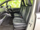 運転席からの眺めは、開放感があり見やすい。操作しやすい配置で、安全運転をサポートします。快適なドライブを心ゆくまでお楽しみください。