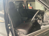 運転席、助手席です。座面も広くゆったりと座れてアームレストも付いているので重宝します。