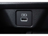 ドライブの時間をスマートフォン等の充電時間に。運転席からも助手席からも使いやすい位置に、急速充電対応タイプのUSBジャックを設けました。