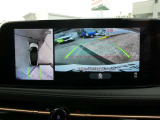 これが【アラウンドビューモニター】上空から見下ろしているかのような映像を映し出して、スムーズな駐車をアシスト