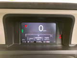 見やすいデジタルメーターで、速度や走行情報を一目で確認できます。運転に集中しながら、常に安全なドライビングをサポートします。