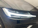 【LEDヘッドライト】悪天候や夜間走行時も良好な視界を確保し、安心して運転できる高輝度LEDヘッドライト!北欧神話に登場する「トールハンマー」をモチーフにした、一目でボルボとわかるデザインです。