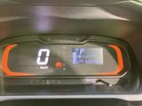 視認性の高いメーター類で、運転に必要な情報を的確に把握できます。走行距離も確認でき、車両の状態を把握しやすいです。