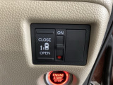 左側電動スライドドアは運転席からでも操作ができるように、ハンドル付近に開閉の操作スイッチが付いています。
