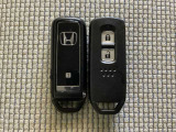 スマートキーを装備しています。鍵を差し込むことなくドアロックの開け閉めと、スタートボタン操作でのエンジンスタートができます。スペアキーも同じものを用意しております。