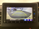 リアカメラ装備、運転に自信のない方でも安心して車庫入れができるリバース連動リアカメラが装着されています。狭い駐車場はもちろん、雨の日や夜間でもストレスなく運転していただけます。