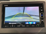 リバースギアに入れるだけで後方の表示へ切り替わります。夜間や雨の日の駐車も楽になりますよ。