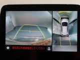 パノラミックビューモニター付きです。車両を上から見たような映像をモニター画面に表示。運転席からの目視では見にくい、車両周辺の状況をリアルタイムでしっかり確認できます。