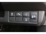 いつでも、どんな場面でも、不安なく安心して運転できるように、ドライバーと一緒に周囲に気を配り、もしもに備える、Honda SENSINGのさまざまな機能や装備が充実しています。