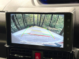 【バックカメラ】駐車時に後方がリアルタイム映像で確認できます。大型商業施設や立体駐車場での駐車時や、夜間のバック時に大活躍!運転スキルに関わらず、今や必須となった装備のひとつです!
