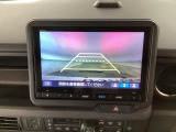 【バックカメラ】運転が苦手な方も車庫入れラクラクです!ギアをリバースに入れれば自動的に切り換わりますので、面倒な操作は不要です♪狭い駐車場もお車を傷つけず安心ですね!