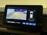 リバースギアに入れるだけで後方の表示へ切り替わります。夜間や雨の日の駐車も楽になりますよ。
