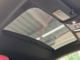 【ガラスルーフ】ガラスルーフ搭載で車内の解放感が一気にアップ!開放的なドライブをお楽しみいただけます。