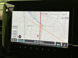 高精細な地図画面で、目的地までスムーズに案内してくれます。運転に集中しながら、ナビゲーションを活用できるので安心です。