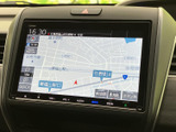 見やすい地図表示で、運転中の情報収集をサポート。渋滞情報やルート検索など、運転に役立つ機能が満載です。