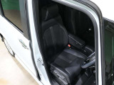 程よい硬さとホールド性が高いシートで長時間運転も快適です。